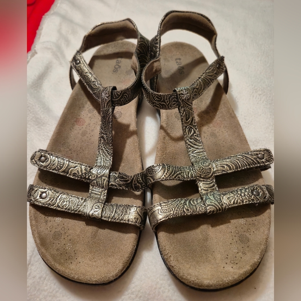 Taos Footwear Women's Silver Patterned Sandals. View shoe details - Picture 2 of 10